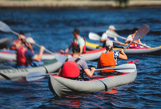 Grupp paddlar på en sjö